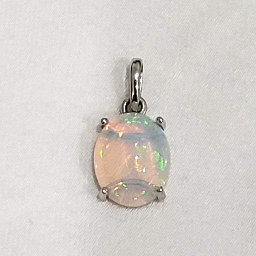 10 K White Gold Welo Opal solitaire pendant 1.60ct